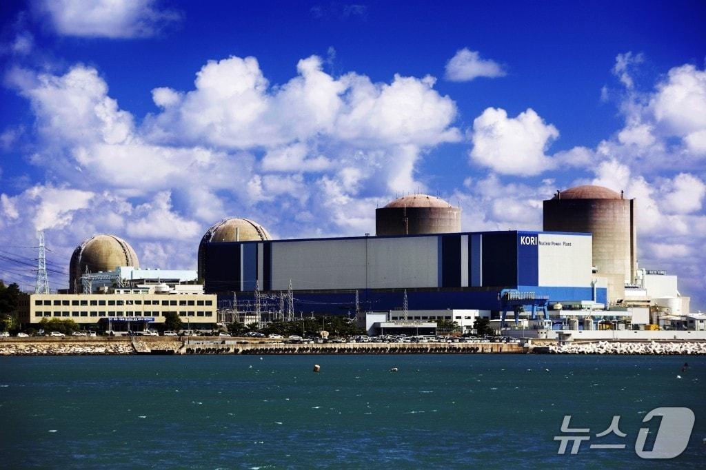 본문 이미지 - 고리원자력발전소(오른쪽 두번째 고리2호기)