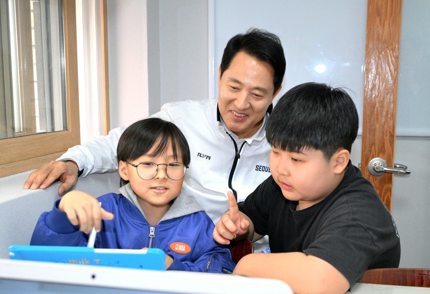 본문 이미지 - 오세훈 서울시장이 4일 구립석관동 꿈나무키우미돌봄센터를 찾아 서울런 학습 중인 아이들을 바라보고 있다.