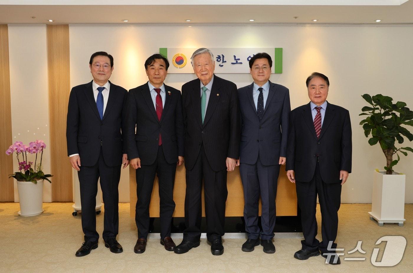 본문 이미지 - 홍익표 대통령실 정무수석비서관은 지난 3일 대한노인회를 찾아 에너지 절약 등을 위한 간담회를 가졌다. (대한노인회 제공)