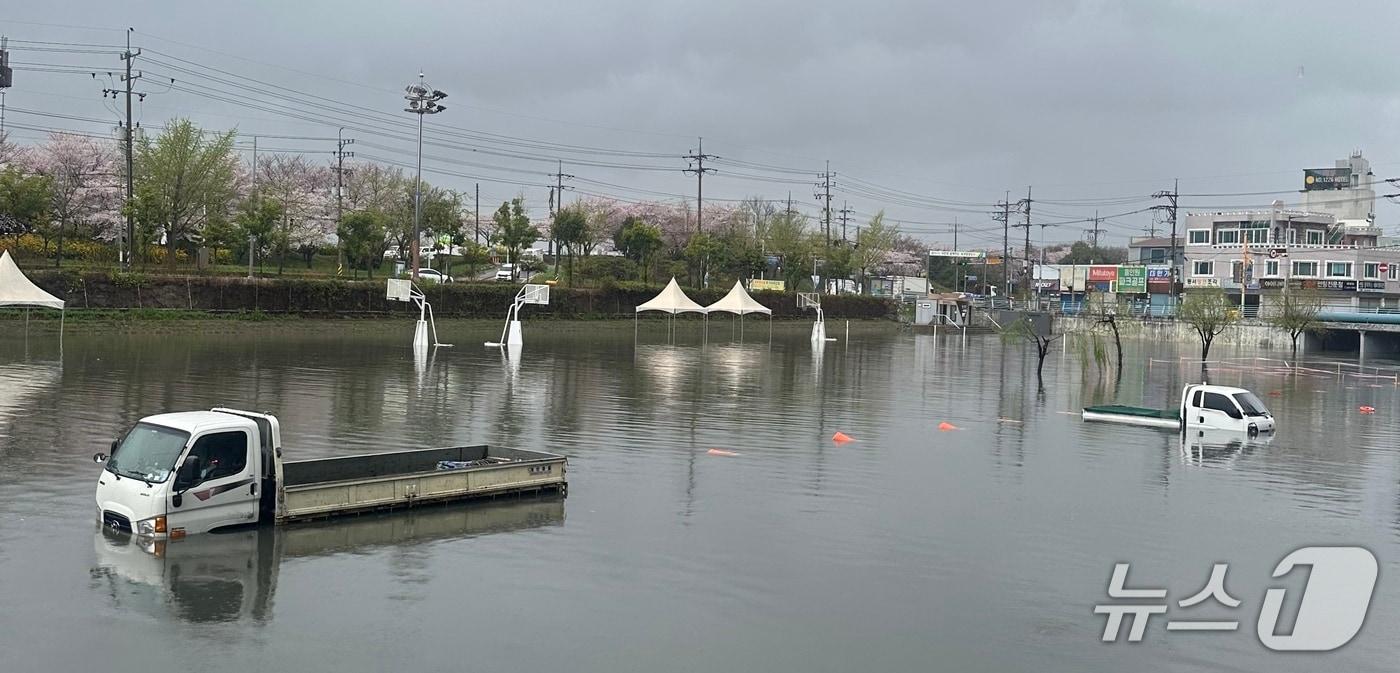 본문 이미지 - 4일 내린 비로 부산 사상구 삼락천에 차량이 침수된 모습 (소방 제공. 재판매 및 DB금지)