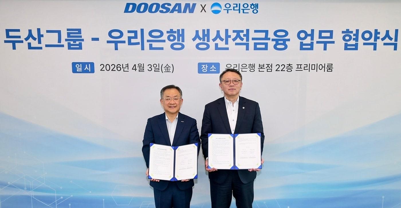 본문 이미지 - 지난 3일 우리은행 본점에서 정진완 우리은행장(오른쪽), 김민철 두산 사장이 업무 협약을 체결한 뒤 기념촬영을 하고 있다.(우리은행 제공)