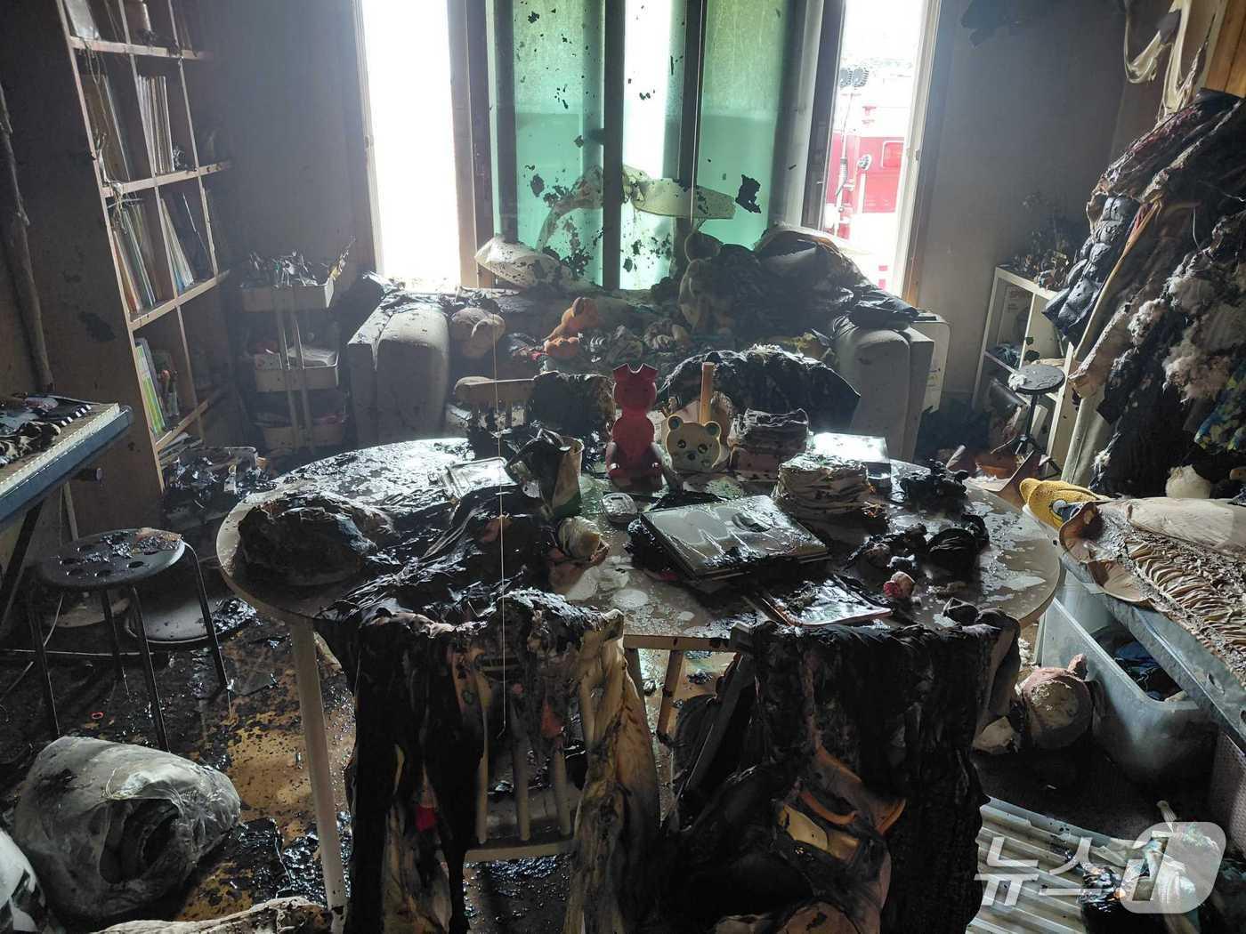 본문 이미지 - 강원 횡성 둔내면 삽교리 화재 현장.(강원도소방본부 제공, 재판매 및 DB금지)