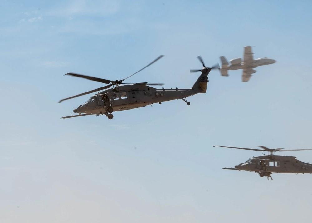 본문 이미지 - 지난해 3월 22일(현지시간) 미국 애리조나주 데이비스-몬탄 공군기지에서 열린 에어쇼에서 HH-60W 헬리콥터 2대가 A-10C 썬더볼트 II 전투기와 함께 전투탐색구조(CSAR) 임무 시범을 보이고 있다. (출처=미 국방부 시각정보 배포 서비스(DVIDS))