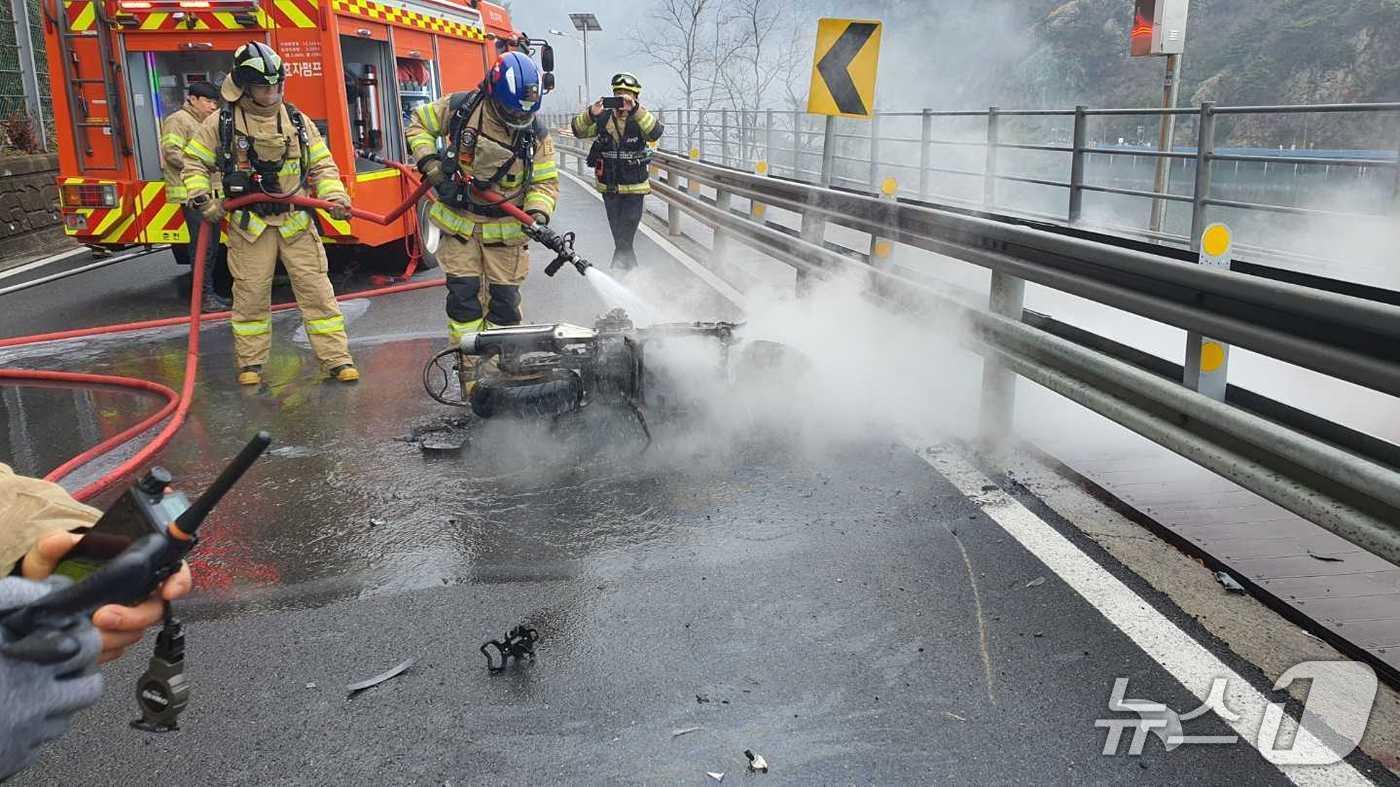 본문 이미지 - 강원 춘천 칠전동 의암피암터널 인근 도로 차량 사고 현장.(강원도소방본부 제공, 재판매 및 DB금지)