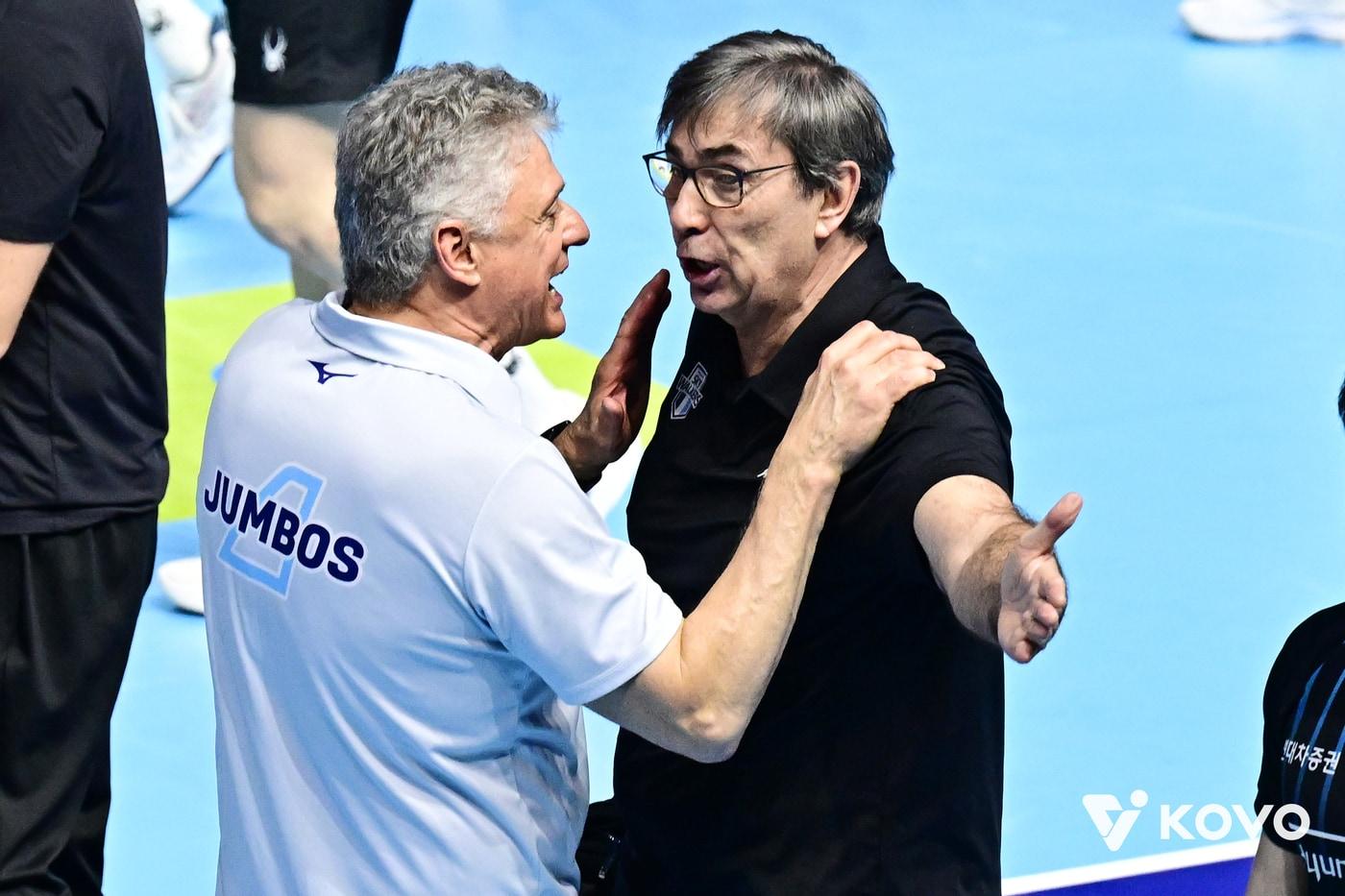 본문 이미지 -  판정에 대해 아쉬움을 표하는 필립 블랑 현대캐피탈 감독(KOVO제공)