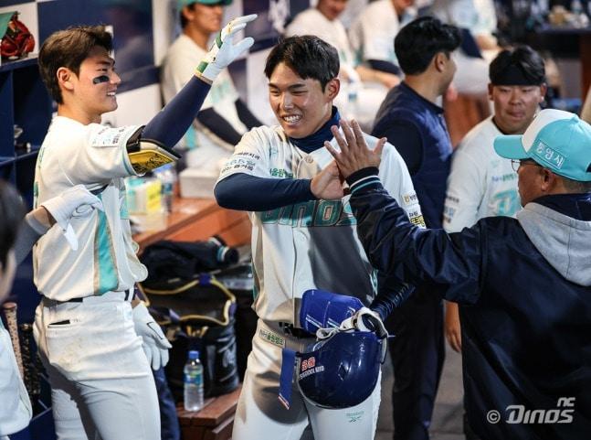 본문 이미지 - NC 신인 신재인(가운데).(NC 다이노스 제공)