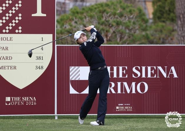 본문 이미지 - 고지원이 4일 경기 여주 더시에나 벨루토CC에서 열린 더시에나오픈2026 3라운드 1번홀에서 티샷을 하고 있다. (KLPGA 제공. 재판매 및 DB 금지)