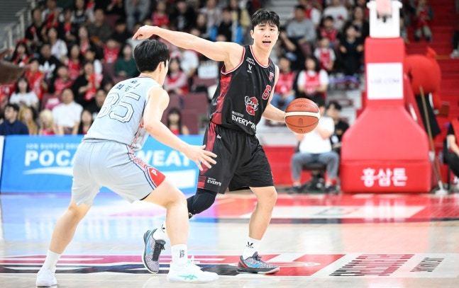 본문 이미지 - 프로농구 안양 정관장 박지훈(오른쪽)이 드리블하고 있다.(KBL 제공)