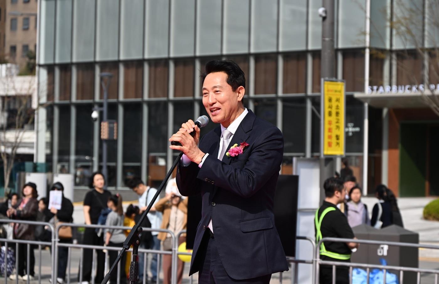 본문 이미지 - 오세훈 서울시장이 4일 '2026년 부활절 퍼레이드'에서 축사하고 있다.