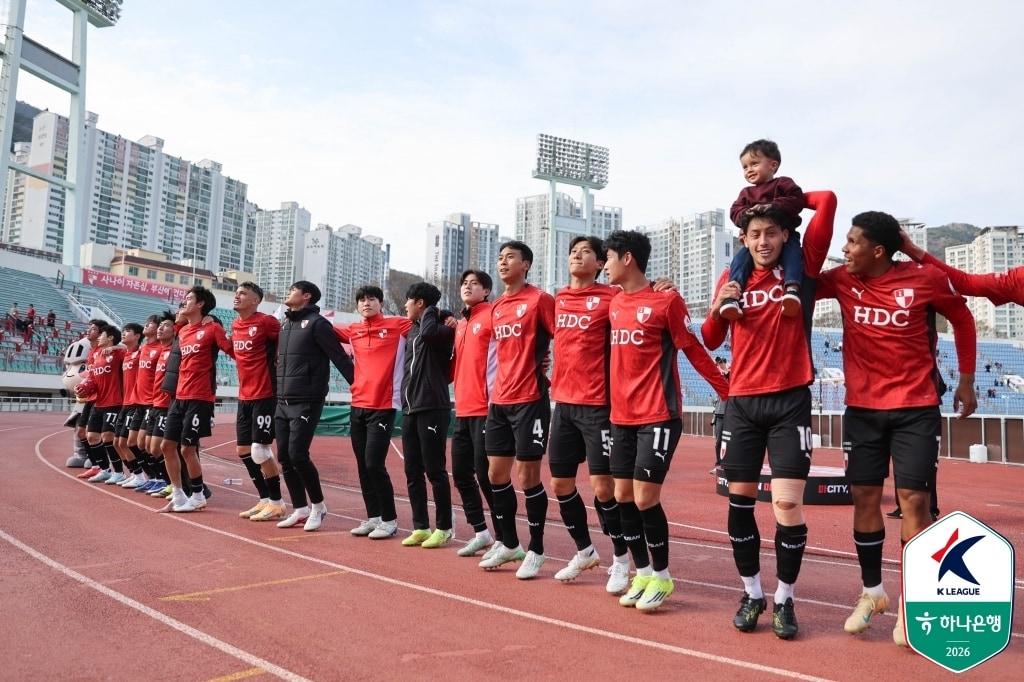 본문 이미지 -  부산 아이파크 선수들(한국프로축구연맹 제공)