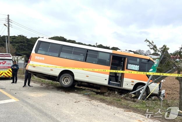 본문 이미지 - 4일 오후 1시 41분께 김제시 금구면 용지리의 한 삼거리에서 시내버스와 K7 승용차가 추돌하는 사고가 발생했다.(전북소방본부 제공, 재판매 및 DB 금지)/뉴스1