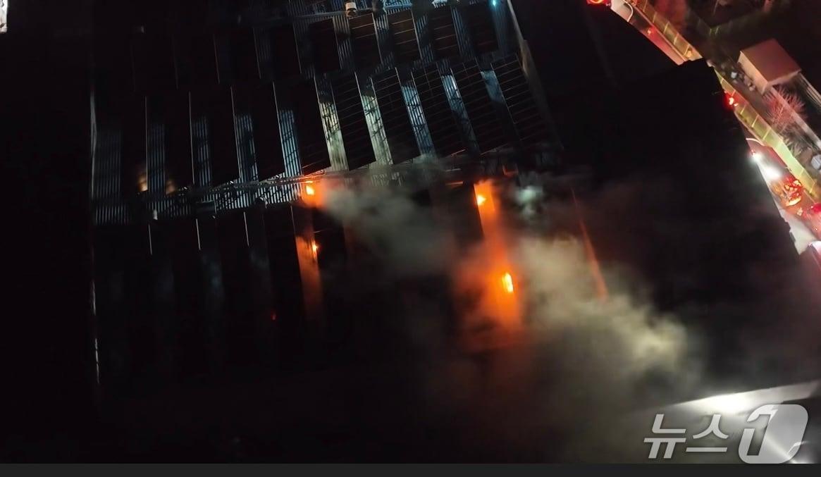 본문 이미지 -  아산 둔포면 공장 화재 현장.  / 뉴스1