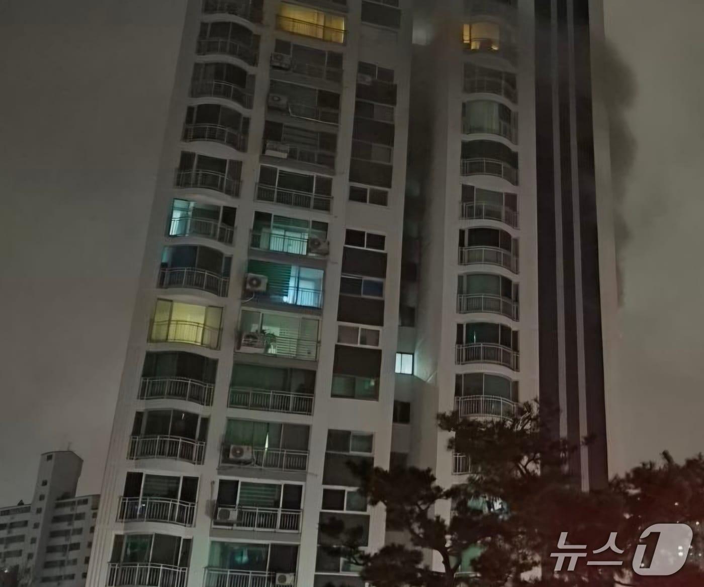 본문 이미지 - 수원시 장안구 정자동 아파트 화재.(경기도소방재난본부 제공. 재판매 및 DB금지)