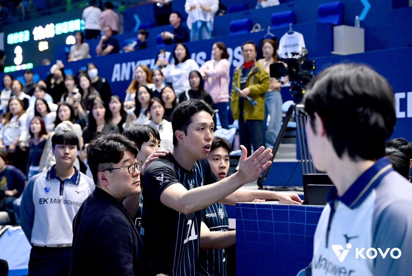 본문 이미지 - 경기 종료 후 판정에 아쉬움을 표하는 현대캐피탈(KOVO제공)  