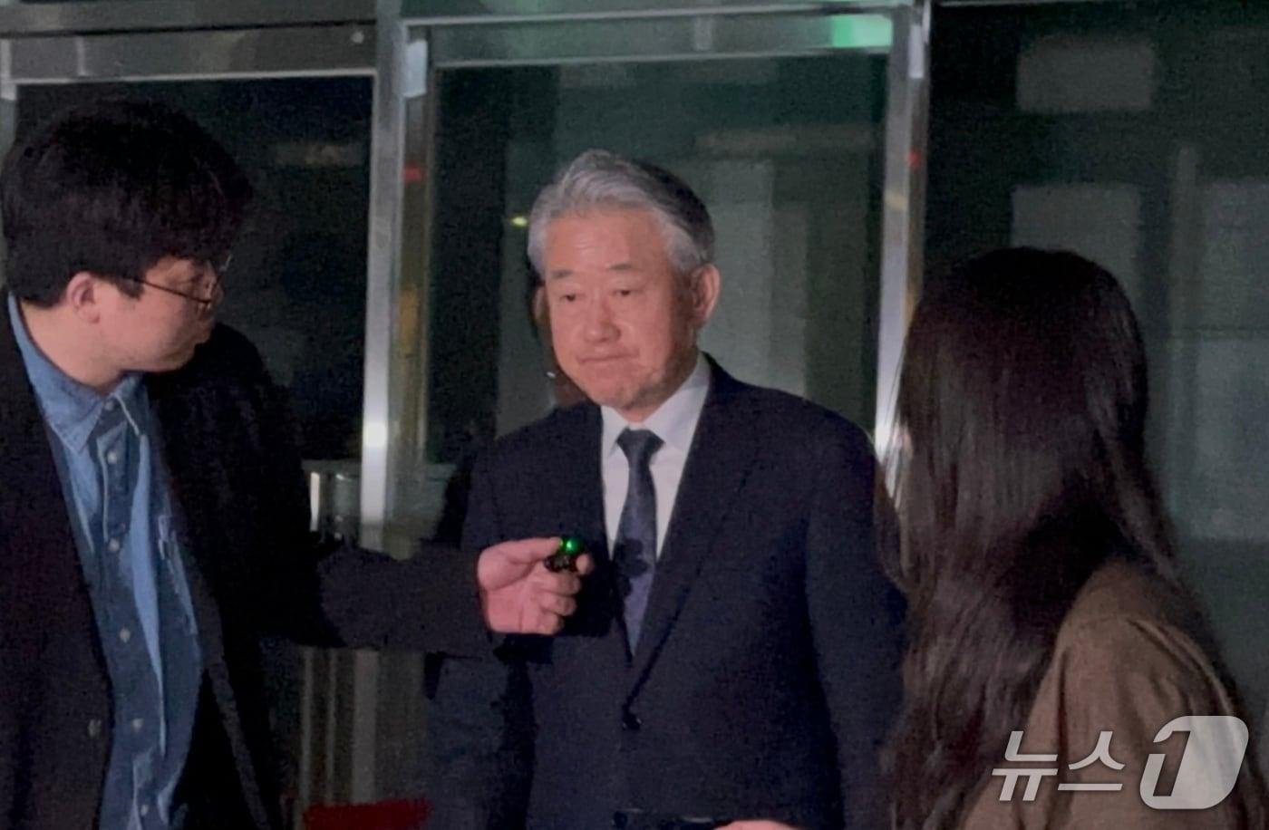 본문 이미지 - 강호동 농협중앙회장이 5일 경찰 조사를 마치고 나오고 있다. 2026.4.5 ⓒ 뉴스1 강서연 기자