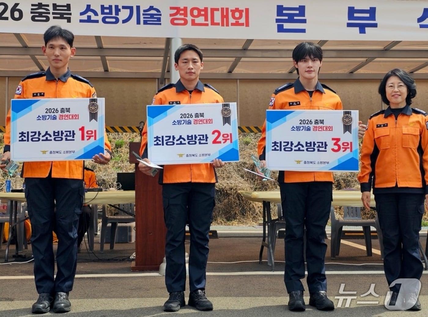 본문 이미지 - 충북 소방기술경연대회 최강소방관 분야 입상자들.(괴산소방서 제공. 재판매 및 DB금지)