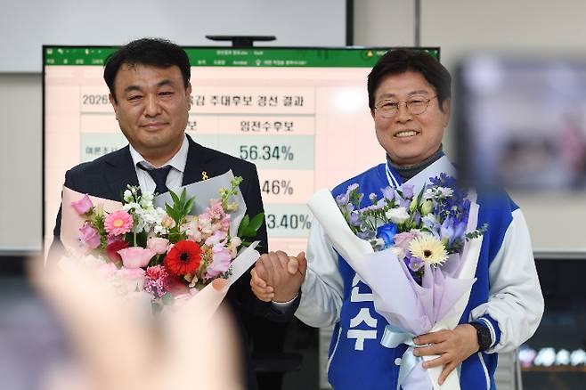 본문 이미지 - 단일 후보 발표뒤 기념사진 찍는  유우석(왼쪽)· 임전수 세종시교육감 예비후보. (임전수 예비후보 캠프 제공)