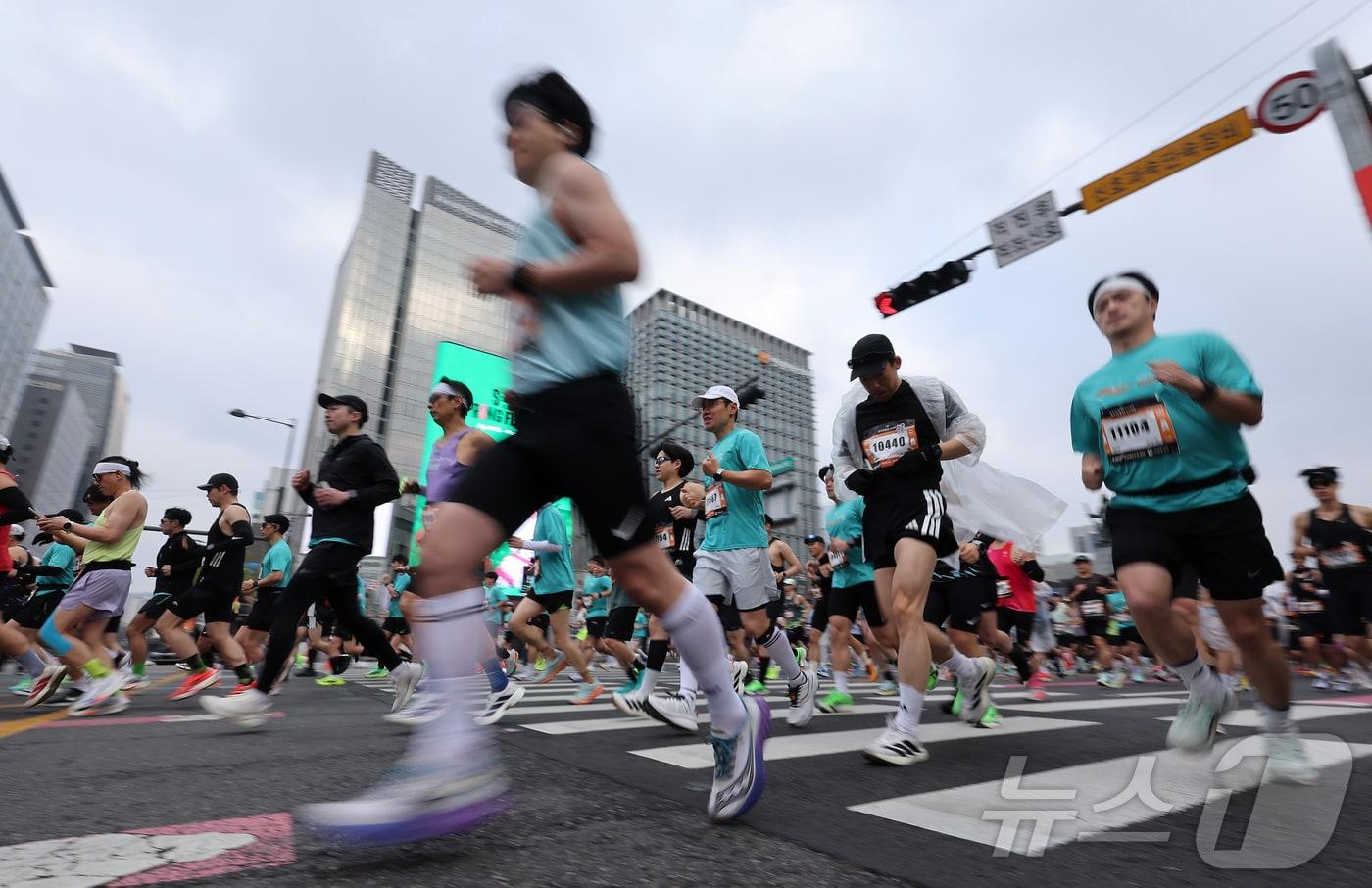 본문 이미지 - 5일 서울 종로구 광화문광장에서 열린 마라톤 대회에 출전한 선수들이 힘차게 출발하고 있다. 2026.4.5 ⓒ 뉴스1 김성진 기자