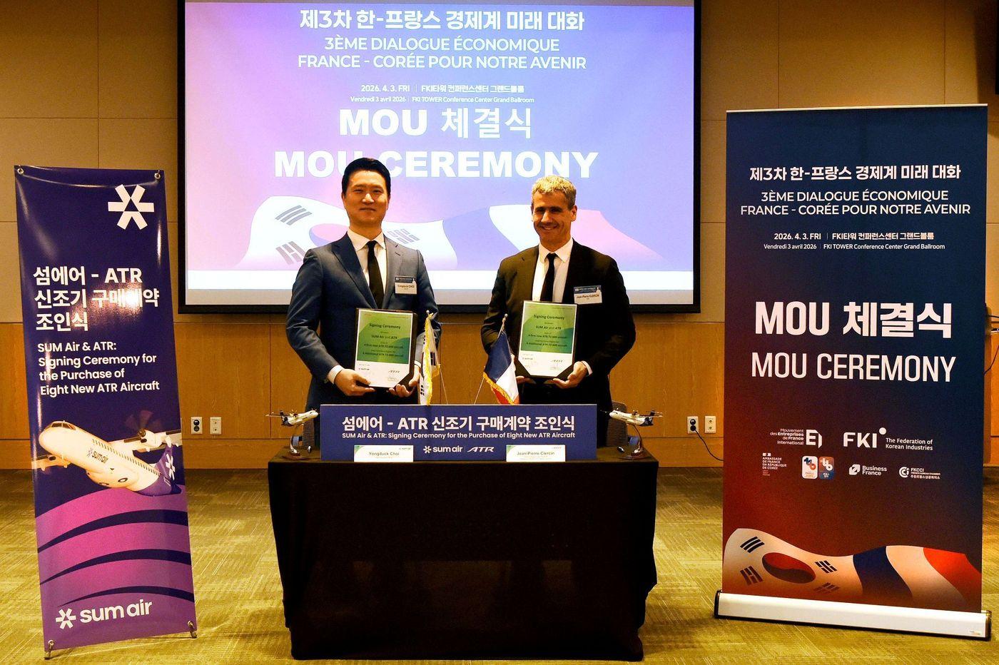 본문 이미지 - 3일 여의도 FKI타워에서 열린 한-프랑스 수교 140주년 기념 '제3차 한-프랑스 경제계 미래대화'에서 진행된 '섬에어-ATR사 신조기 구매계약 조인식'에서 최용덕 섬에어 대표와 장 피에르 클레르상 ATR 대표가 포즈를 취하고 있다. (섬에어 제공)