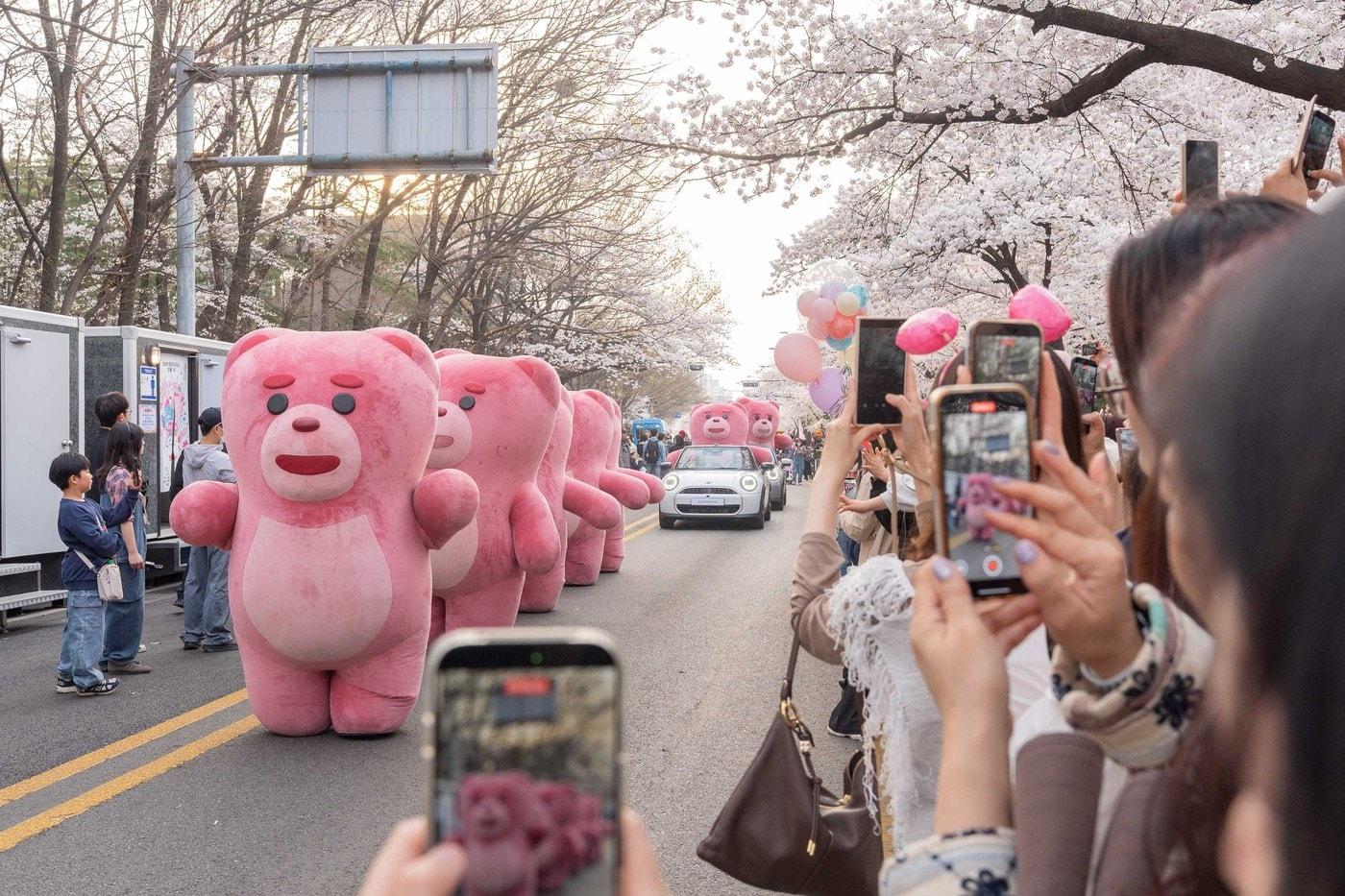 본문 이미지 - 벨리곰이 2026 여의도 봄꽃축제에서 대형 전시를 선보이고 있다.(롯데홈쇼핑 제공)