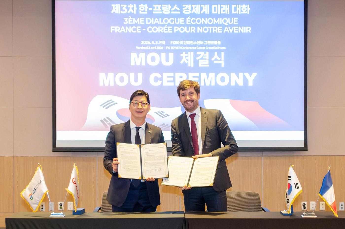 본문 이미지 - GS칼텍스는 지난 3일 여수공장의 유틸리티 운영 혁신 및 지속가능 경영 강화를 위해 세계 1위 글로벌 환경 설루션 기업 베올리아(Veolia)와 포괄적 업무협약(MOU)을 체결했다. 왼쪽부터 허세홍 GS칼텍스 부회장, 크리스토프 마케 베올리아 글로벌 사업총괄 선임부사장. (GS칼텍스 제공)