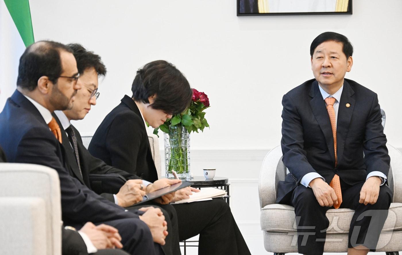 본문 이미지 - 구윤철 부총리 겸 재정경제부 장관이 지난 3일 걸프 협력회의(GCC) 6개 회원국 주한대사들과 면담하기 위해 주한 UAE 대사관저를 방문, 중동 상황에 따른 경제적영향과 현지 상황을 점검하고, 글로벌 경제안보와 수급위기를 극복하기 위한 공동 협력방안 및 향후 경제협력 방향을 논의하고 있다. (재정경제부 제공. 재판매 및 DB 금지)