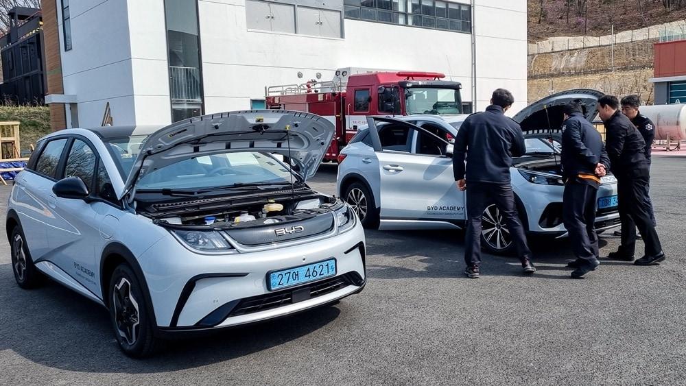본문 이미지 - 교육을 수강하는 인천 소방공무원들과 BYD 돌핀, 아토3. (BYD코리아 제공)