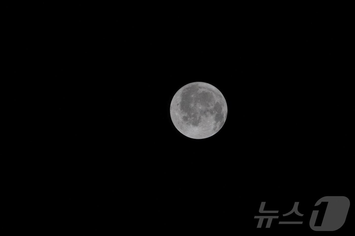 본문 이미지 - 3일(현지시간) 미 항공우주국(NASA) 아르테미스 2호 임무 셋째 날, 오리온 우주선의 창문을 통해 촬영한 달의 모습. 2026.04.05 ⓒ 뉴스1 (NASA 제공) ⓒ 로이터=뉴스1