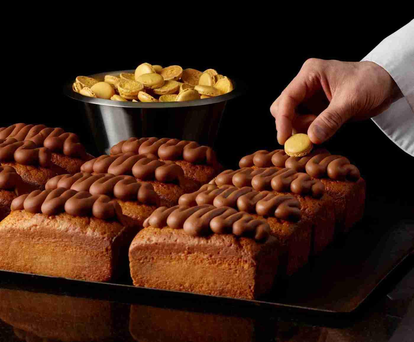 본문 이미지 - 피에르 에르메 파리의 시그니처 메뉴 '모가도르 파운드케이크'(갤러리아백화점 제공)