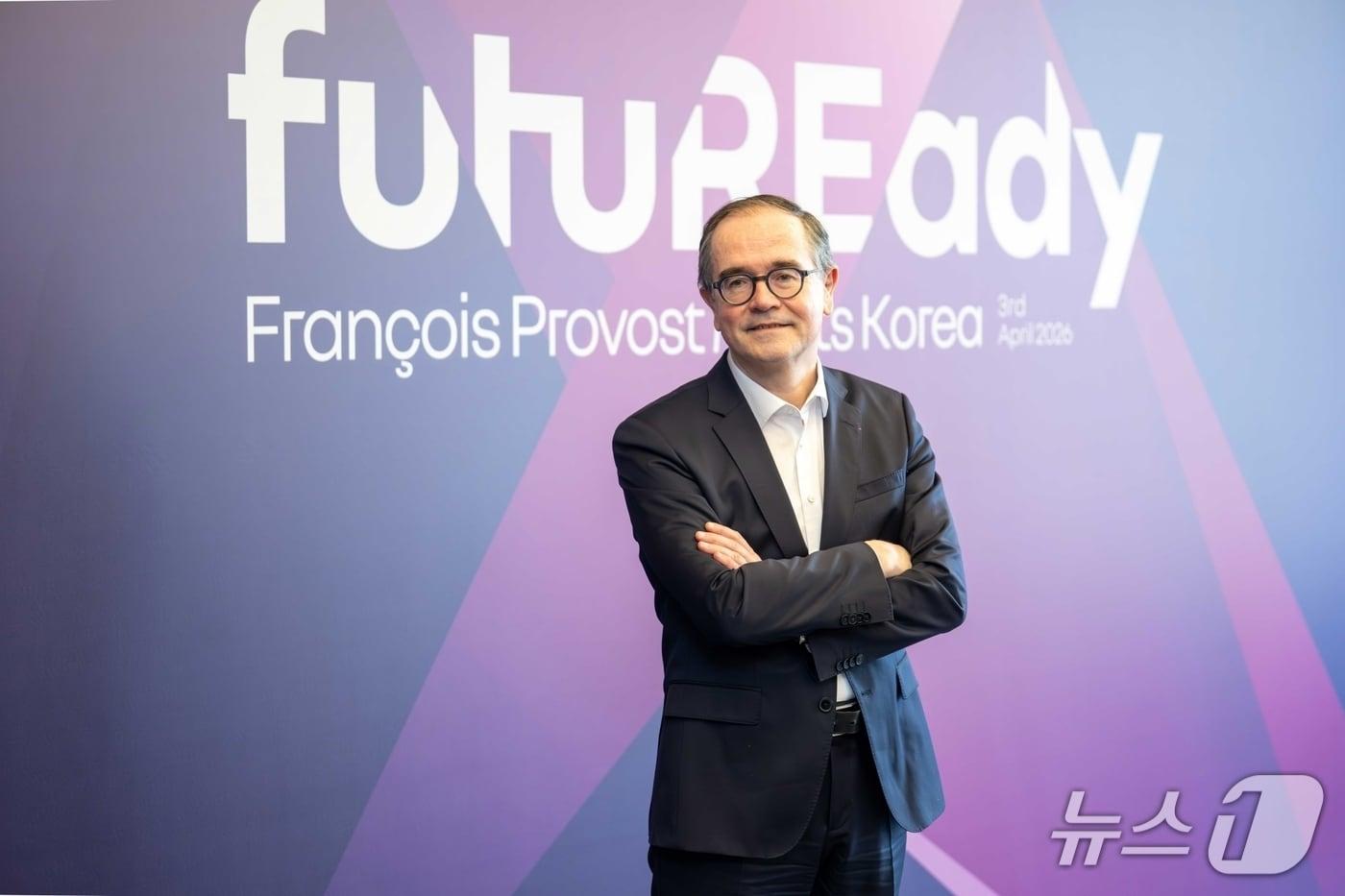 본문 이미지 - 프랑수아 프로보 르노그룹 회장이 3일 서울 서초구 JW메리어트 호텔에서 열린 미디어 라운드 테이블에서 지난달 발표한 그룹 중장기 전략 '퓨처레디(futuREady) 플랜'을 한국 취재진에 설명한 뒤 기념 사진을 촬영한 모습(르노코리아 제공). 2026.4.3.