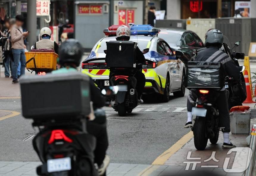 본문 이미지 - 서울 시내에서 라이더들이 음식을 배달을 하고 있다. 뉴스1 DB ⓒ News1 구윤성 기자