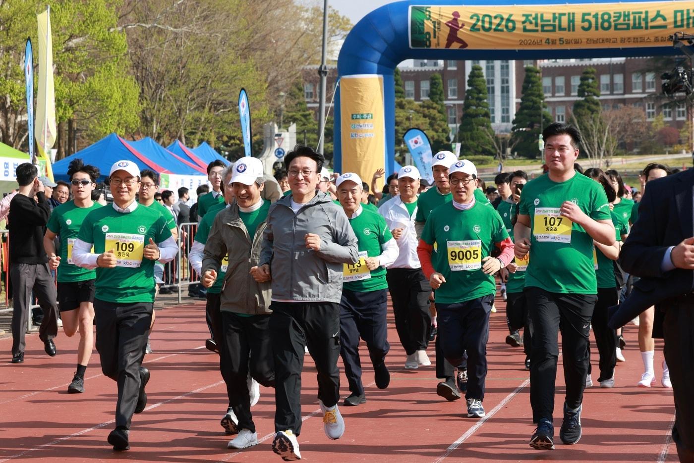 본문 이미지 - 김민석 국무총리가 5일 오전 '2026 전남대 5.18 캠퍼스 마라톤대회'에서 뛰고 있다.(국무총리실 제공. 재판매 및 DB금지).2026.04.05