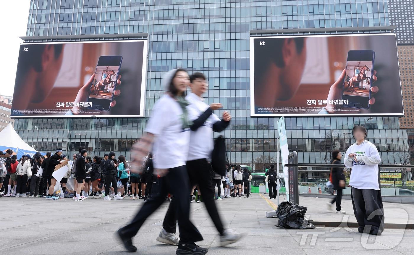 본문 이미지 - 서울시가 에너지 절약을 위해 오는 6일부터 5일간 도심 대형 전광판 운영시간을 하루 2시간 단축한다고 5일 밝혔다.  사진은 5일 오전 서울 종로구 광화문광장 일대 대형 전광판 모습. 2026.4.5 ⓒ 뉴스1 김성진 기자