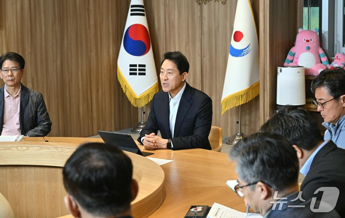 본문 이미지 - 오세훈 서울시장이 5일 오전 집무실에서 중동사태 장기화로 인한 서울시민 생활 불안 완화 생계 안정화 대책 점검을 위한 '중동상황 관련 비상경제대책회의'를 주재하고 있다.(서울시 제공)