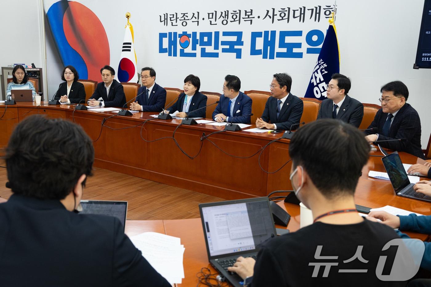 본문 이미지 - 서영교 국회 윤석열 정권 정치검찰 조작기소 의혹 사건 진상규명 국정조사특별위원회 위원장이 5일 서울 여의도 국회에서 열린 조작기소 국정조사특별위원회 기자간담회에서 모두 발언을 하고 있다. ⓒ 뉴스1 유승관 기자