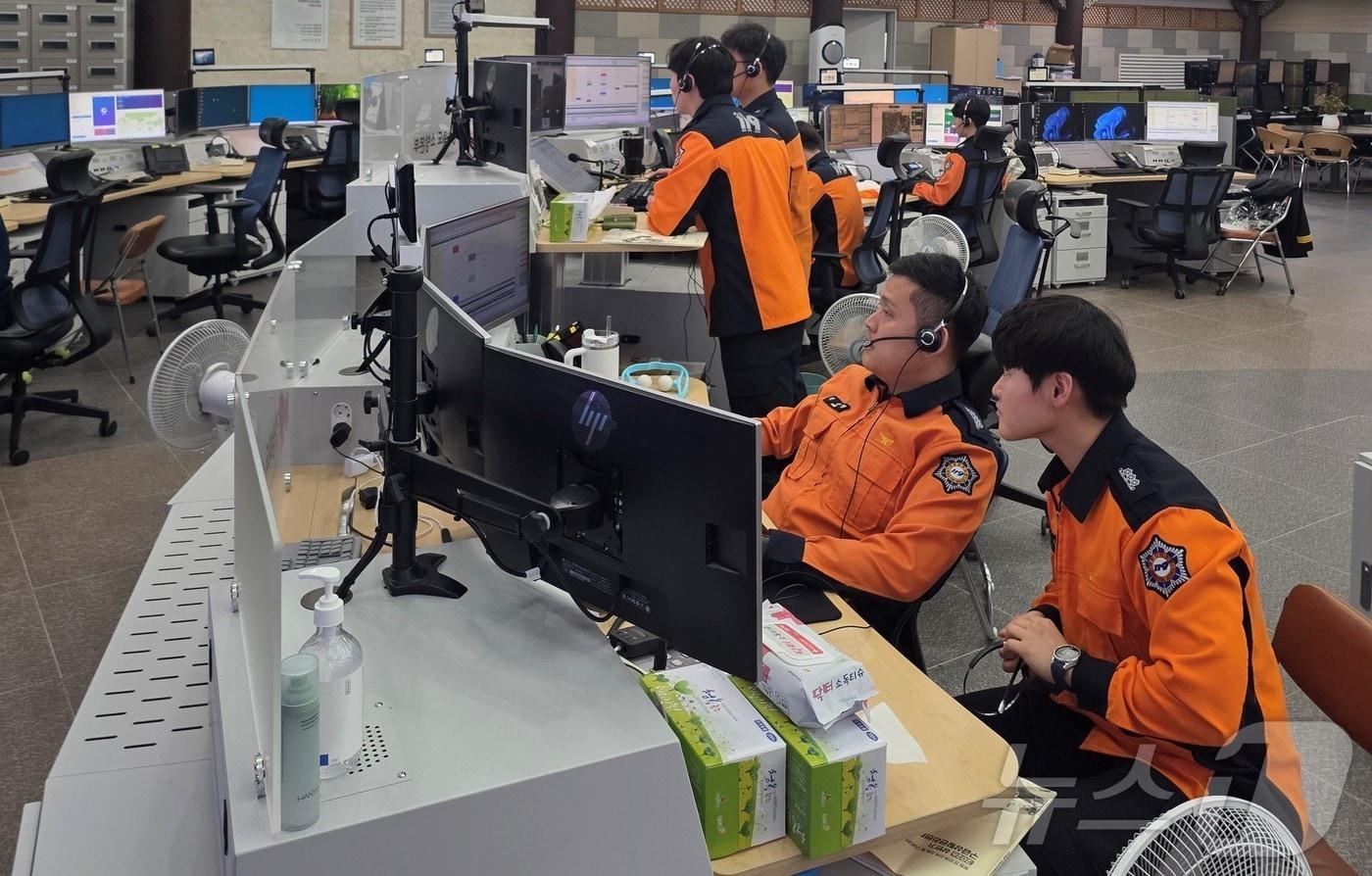 본문 이미지 - 경북소방본부는 5일 4월 둘째주까지 119종합상황실과 구급상황관리센터에서 도내 22개 소방서 구급대원을 대상으로 체험근무를 실시한다. ⓒ 뉴스1 김대벽기자