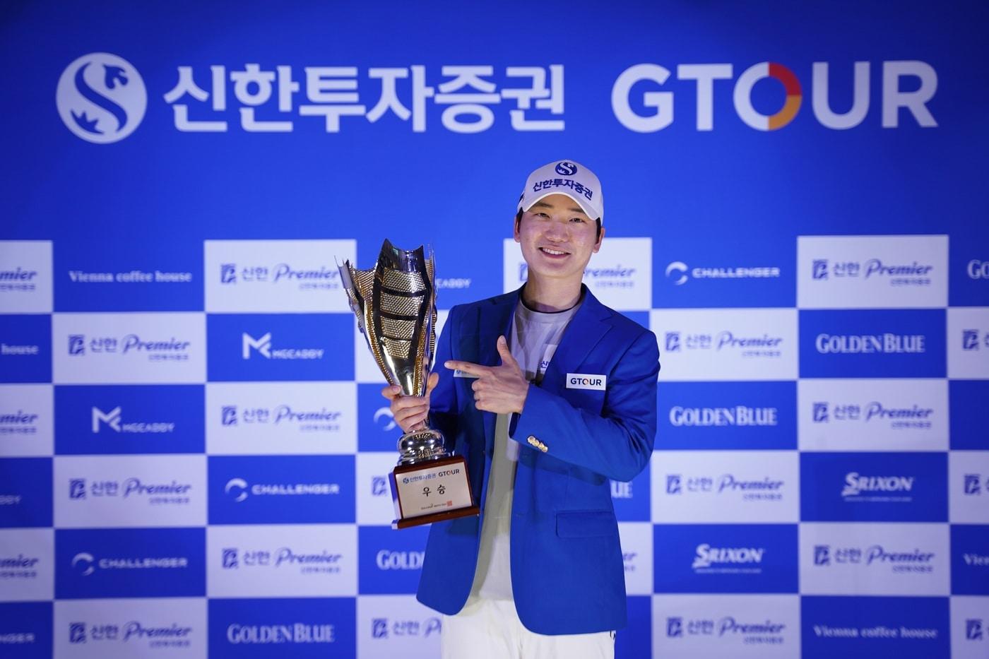 본문 이미지 - 2026 신한투자증권 GTOUR 4차 대회 우승자 최민욱이 우승트로피를 들고 기념사진을 찍고 있다.(골프존 제공)
