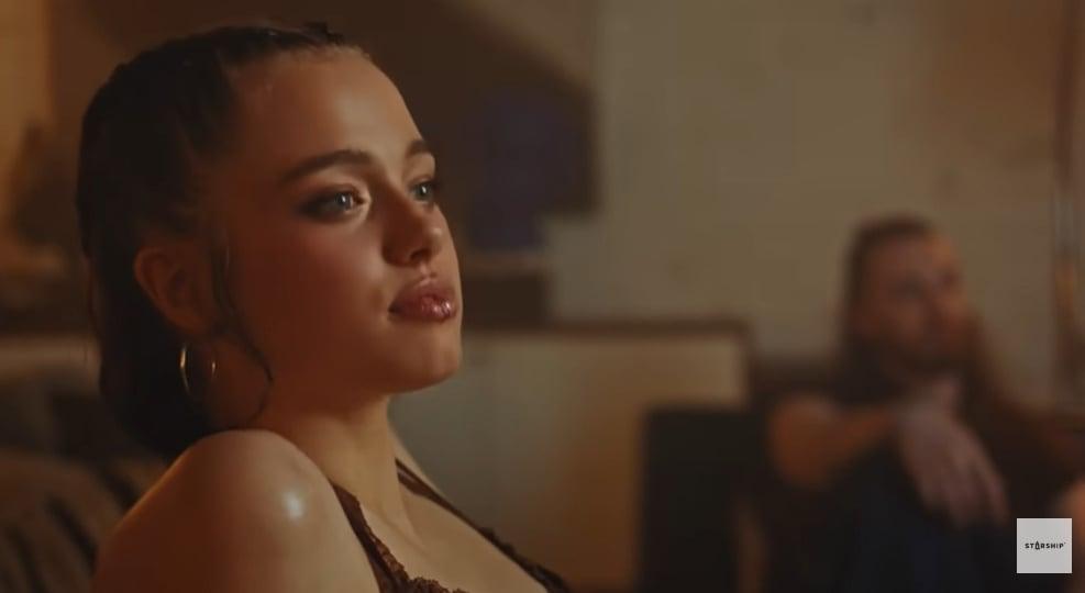 본문 이미지 - 안젤리나 졸리 딸 /우주소녀 다영 '왓츠 걸 투 두' 뮤직비디오 티저 캡처