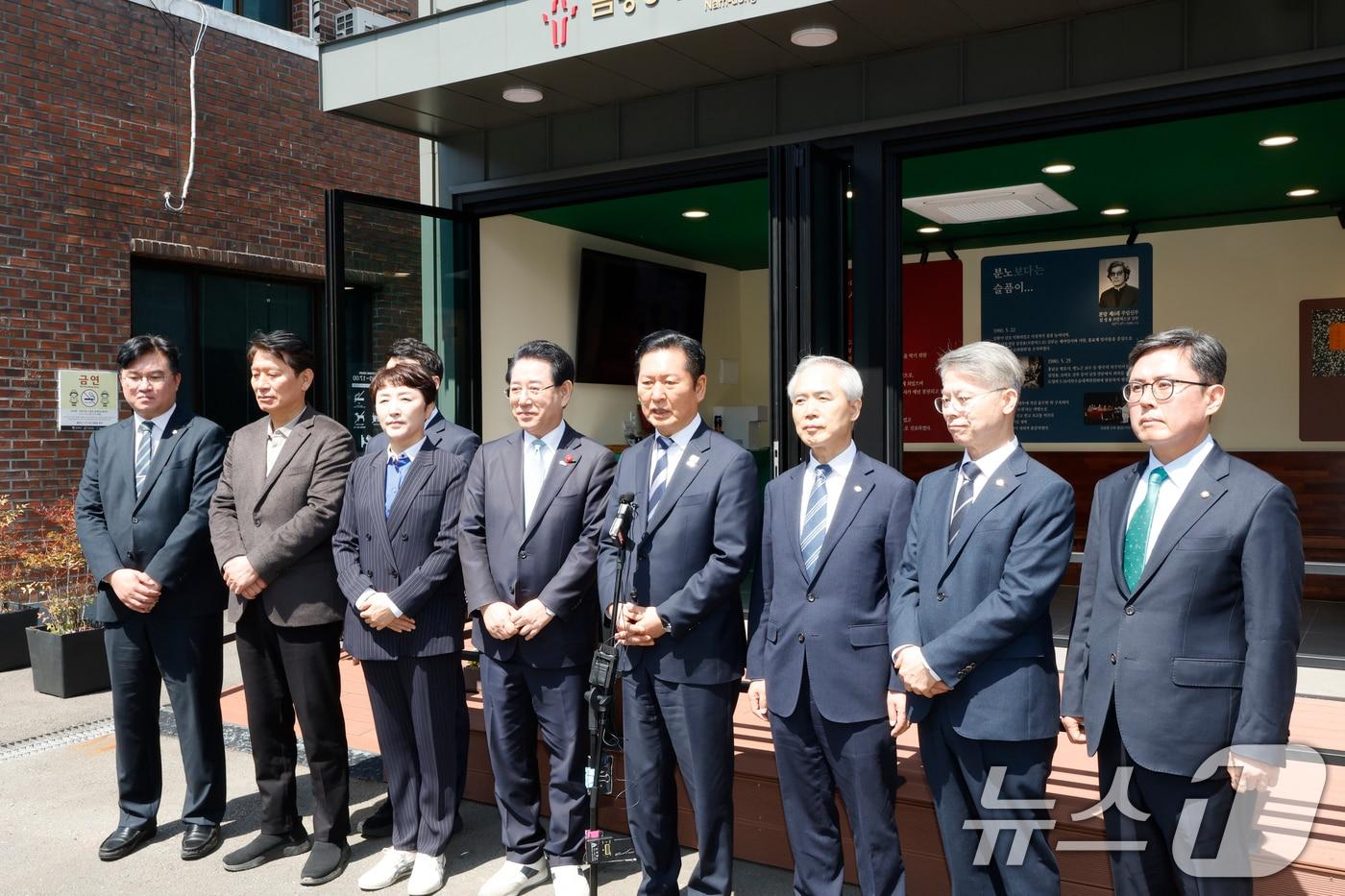 본문 이미지 - 정청래 더불어민주당 대표가 5일 광주 남동 5.18기념성당을 찾아 부활절 미사를 마치고 질의응답을 하고 있다. ⓒ 뉴스1 김태성 기자