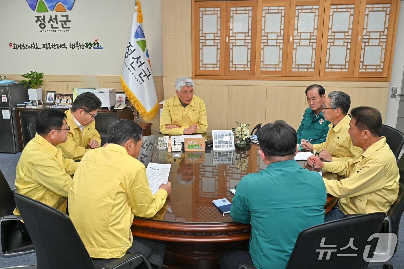 본문 이미지 - 최승준 강원 정선군수를 비롯한 군 관계자들이 최근 군청에서 중동정세 악화에 따른 고유가로 어려움을 겪는 지역 주요 산업 종사자를 도울 방안을 찾기 위해 논의했다. (정선군 제공. 재판매 및 DB금지) 2026.4.5/뉴스1
