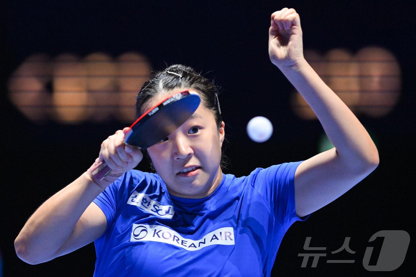본문 이미지 - 신유빈이 4일 중국 마카오에서 열린 2026 국제탁구연맹(ITTF) 남녀 월드컵 여자 단식 8강전에서 중국의 천싱퉁과 경기하고 있다. ⓒ 신화=뉴스1