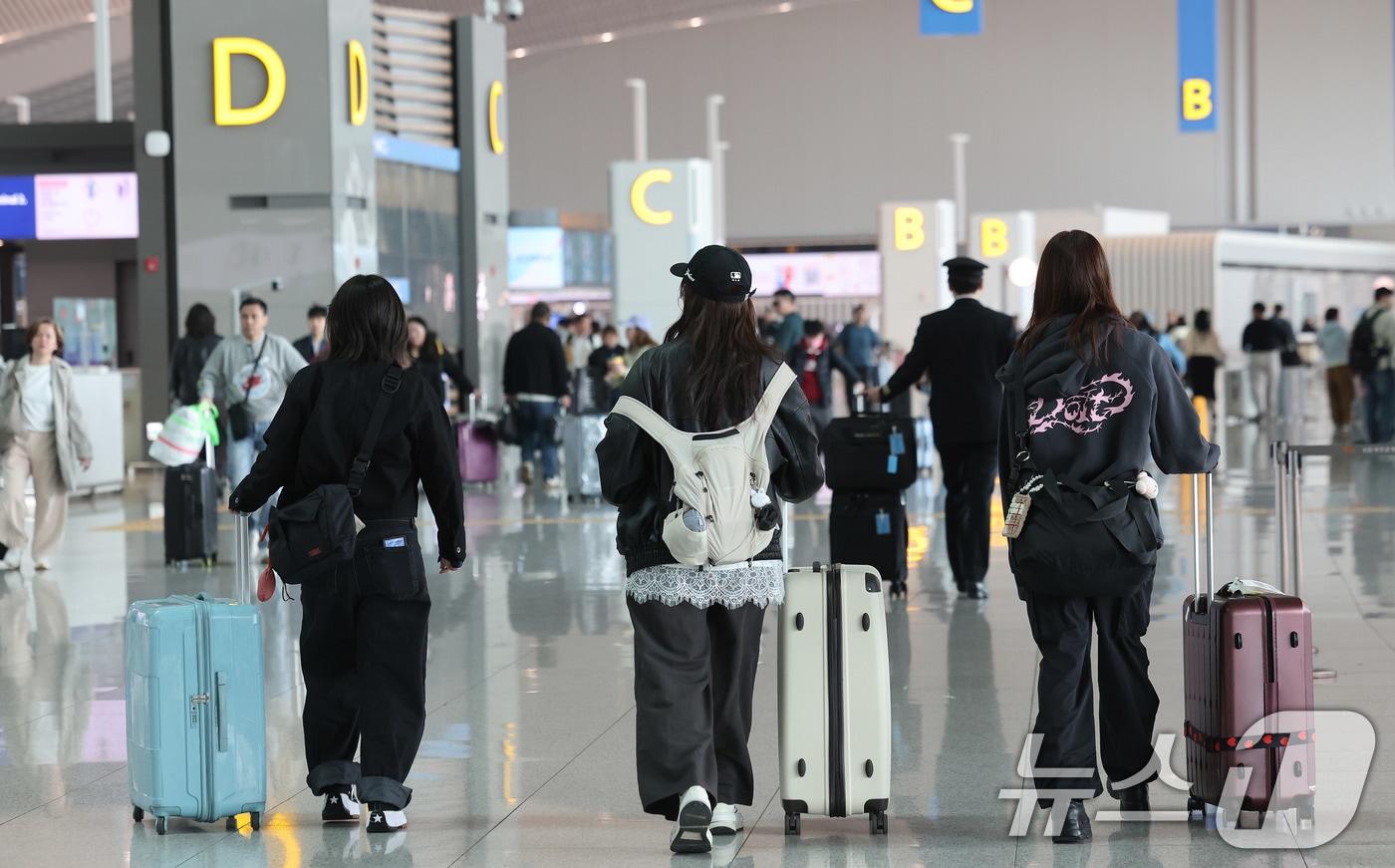 본문 이미지 - 유류할증료가 3배 가량 급등한 이후 첫 주말인 5일 인천국제공항 2터미널에서 여행객들이 이동하고 있다. 2026.4.5 ⓒ 뉴스1 박지혜 기자