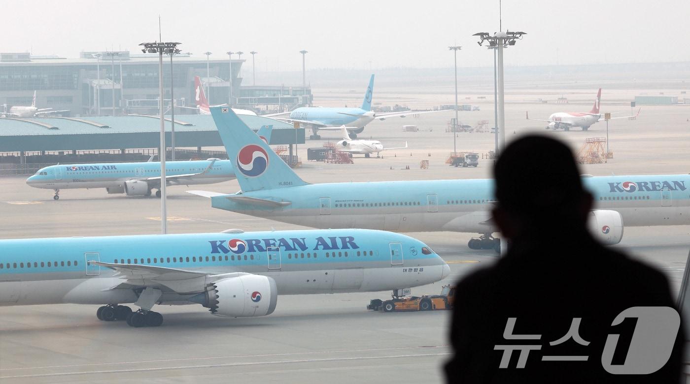 본문 이미지 - 5일 인천국제공항 2터미널 계류장에 항공기가 세워져 있다.  2026.4.5 ⓒ 뉴스1 박지혜 기자