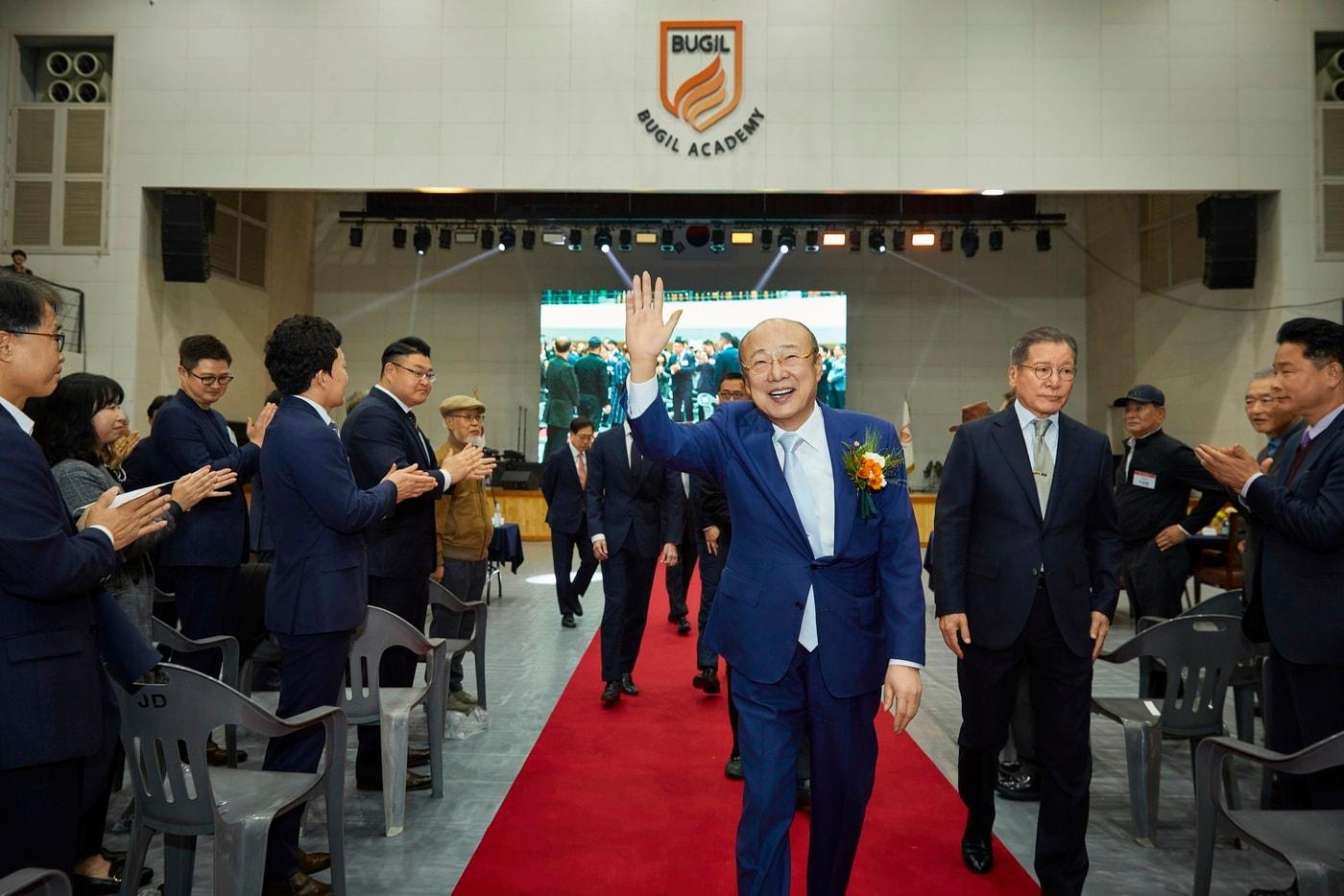 본문 이미지 - 김승연 한화그룹 회장이 4일 북일고 개교 50주년 기념 행사에 참석해 인사하고 있다. (한화 커뮤니케이션위원회 제공)