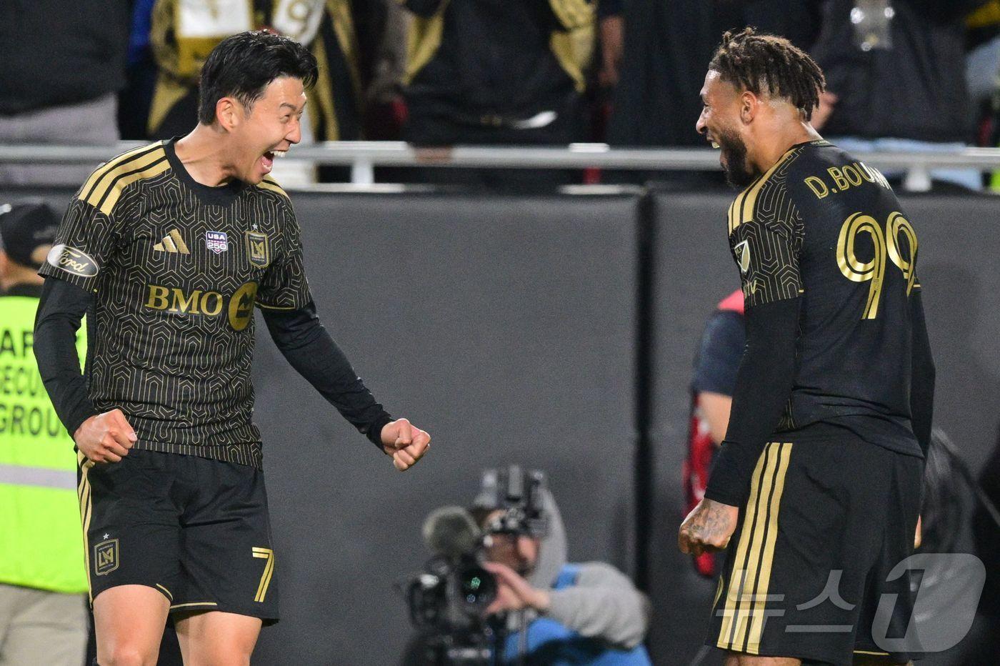 본문 이미지 - LA FC 손흥민(왼쪽)과 데니스 부앙가. ⓒ AFP=뉴스1