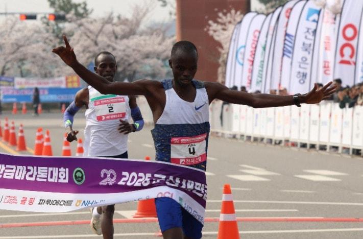 본문 이미지 - 군산새만금마라톤에서 우승한 아이삭 켑케보이 투(케냐). (대한육상연맹 제공)