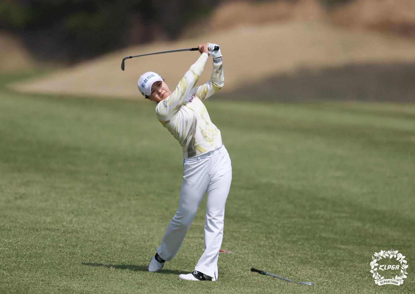 본문 이미지 - 고지원이 5일 경기 여주 더시에나 벨루토CC에서 열린 더시에나오픈2026 파이널라운드 3번홀에서 아이언샷을 하고 있다. (KLPGA 제공. 재판매 및 DB 금지) 2026.4.5 ⓒ 뉴스1