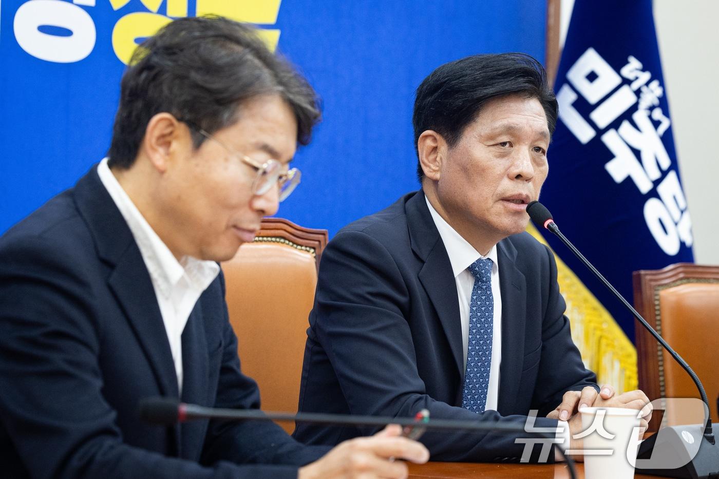 본문 이미지 - 조승래 더불어민주당 사무총장이 지난 5일 서울 여의도 국회에서 더불어민주당 6·3 지방선거 슬로건 및 홍보캠페인을 발표하고 있다. 2026.4.5 ⓒ 뉴스1 유승관 기자