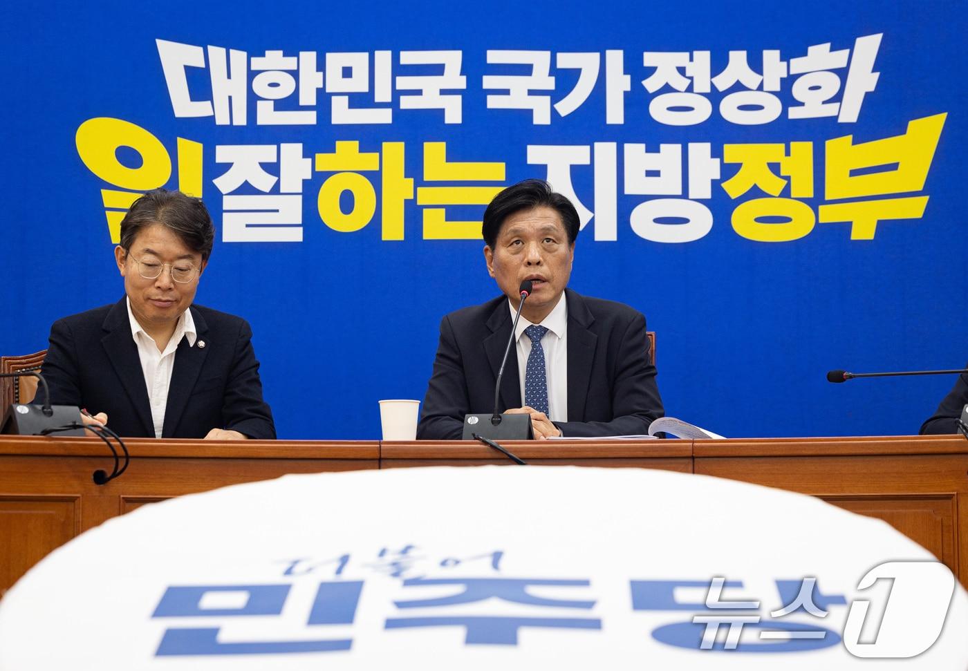 본문 이미지 - 조승래 더불어민주당 사무총장이 5일 서울 여의도 국회에서 더불어민주당 6·3 지방선거 슬로건 및 홍보캠페인을 발표하고 있다. 2026.4.5 ⓒ 뉴스1 유승관 기자