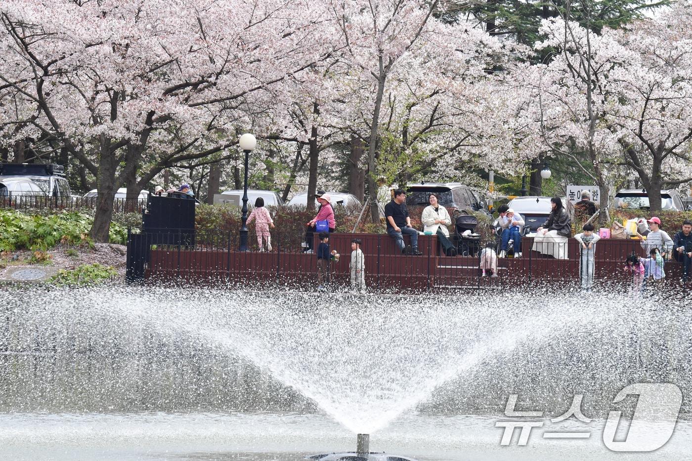 본문 이미지 - 5일 경북 포항시 남구 지곡동 영일대 호수공원에서 시민들이 벚꽃나무 아래에서 휴일을 보내고 있다. 2026.4.5 ⓒ 뉴스1 최창호 기자